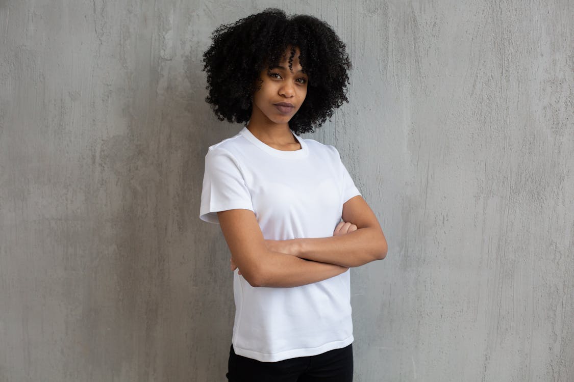Black woman with Afro hairstyle standing with folded arms · Free Stock Photo Black woman with Afro hairstyle standing with folded arms · Free Stock Photo