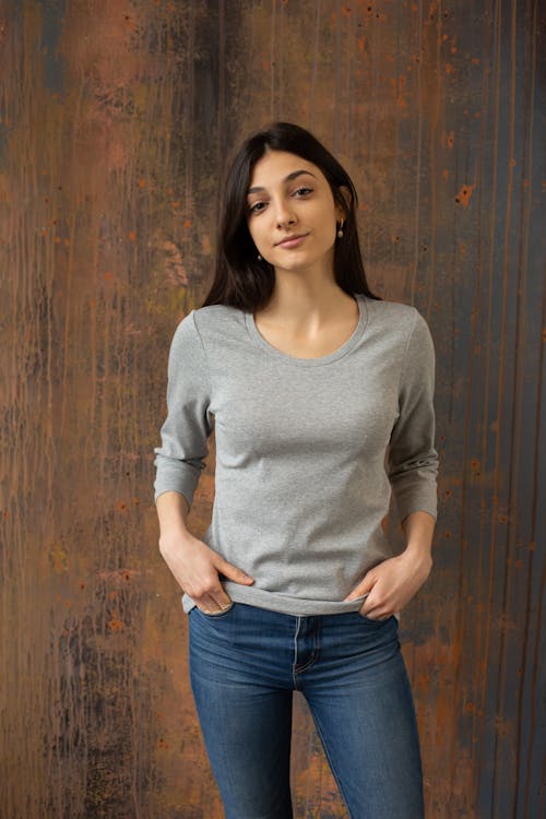 Young woman wearing casual clothes standing with hands in pockets