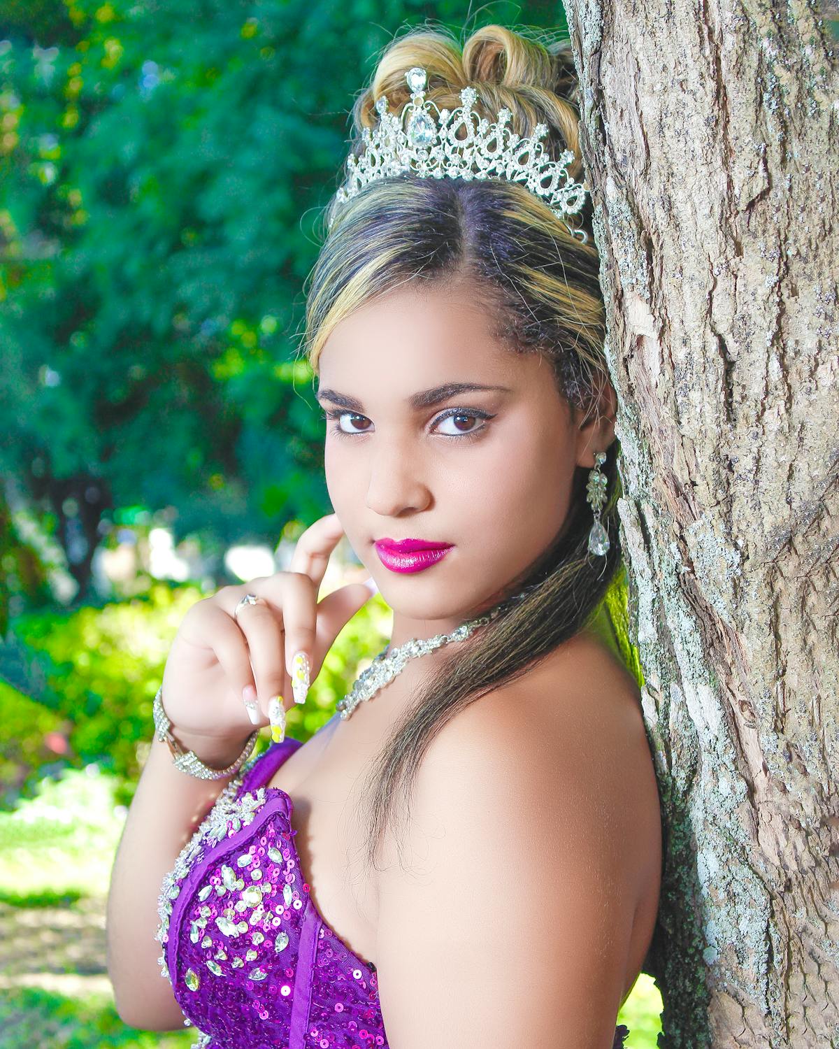 Commuter outfit with tapered technical trousers, blazer, and minimal sneakers on a city sidewalk