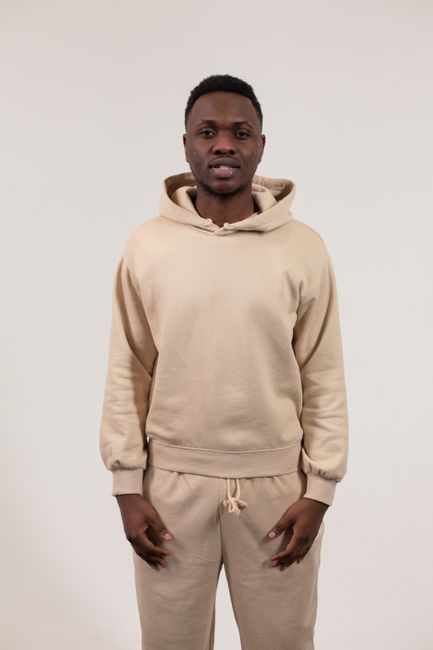 Beiges Hoodie-Set von oben bis unten. Für kurz vor die Tür gibt es nichts Besseres
#alltagslook #beige #hoodie #pants
