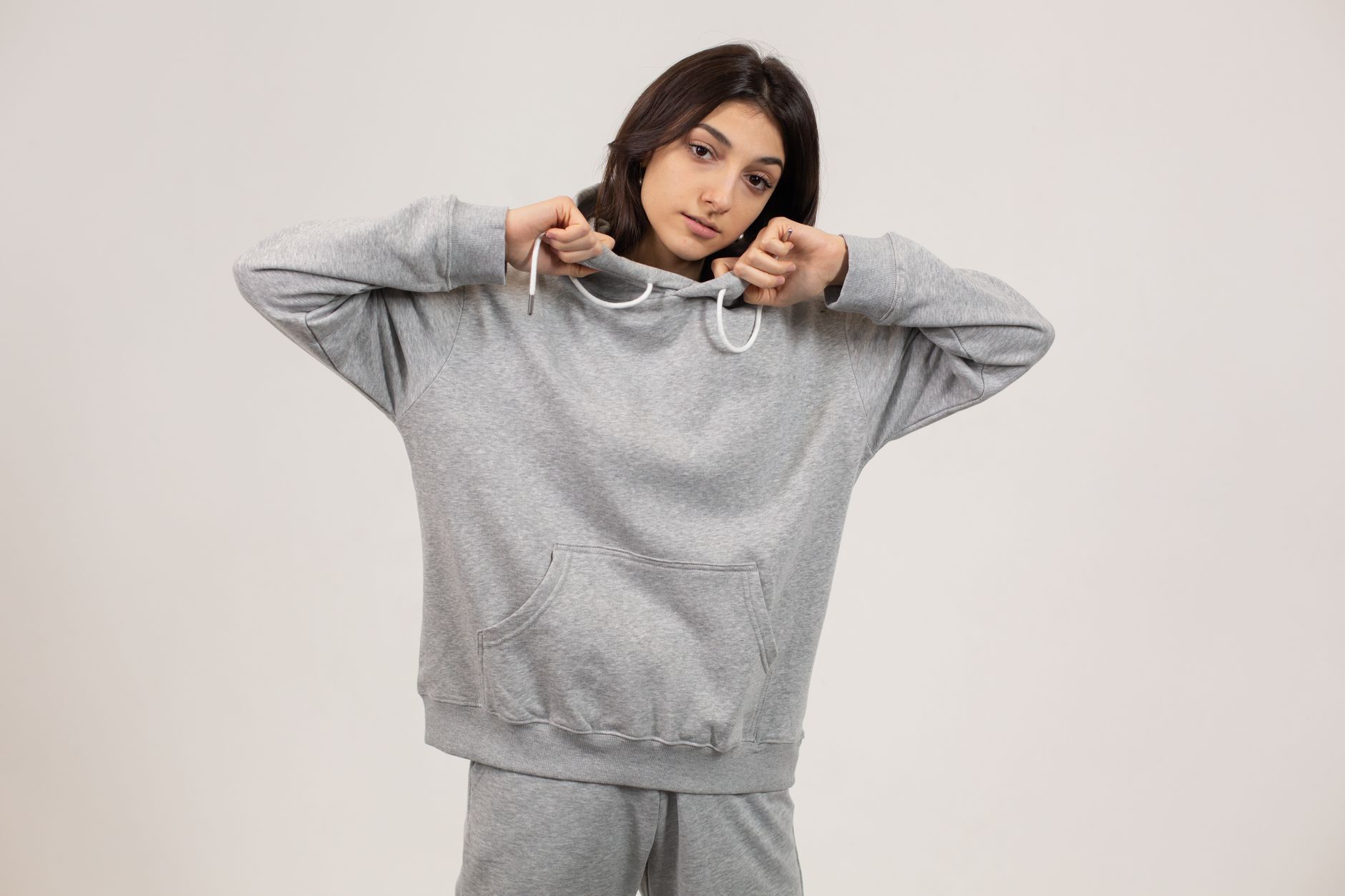 Femme en ensemble sweat oversize gris à capuche style streetwear décontracté