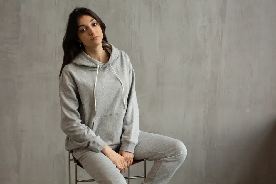 Femme en ensemble sweat gris oversize, style après-ski confortable et détendu