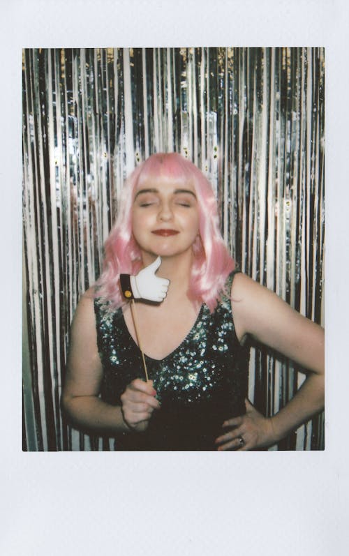 Foto Polaroid De Una Mujer Con Una Peluca Rosa
