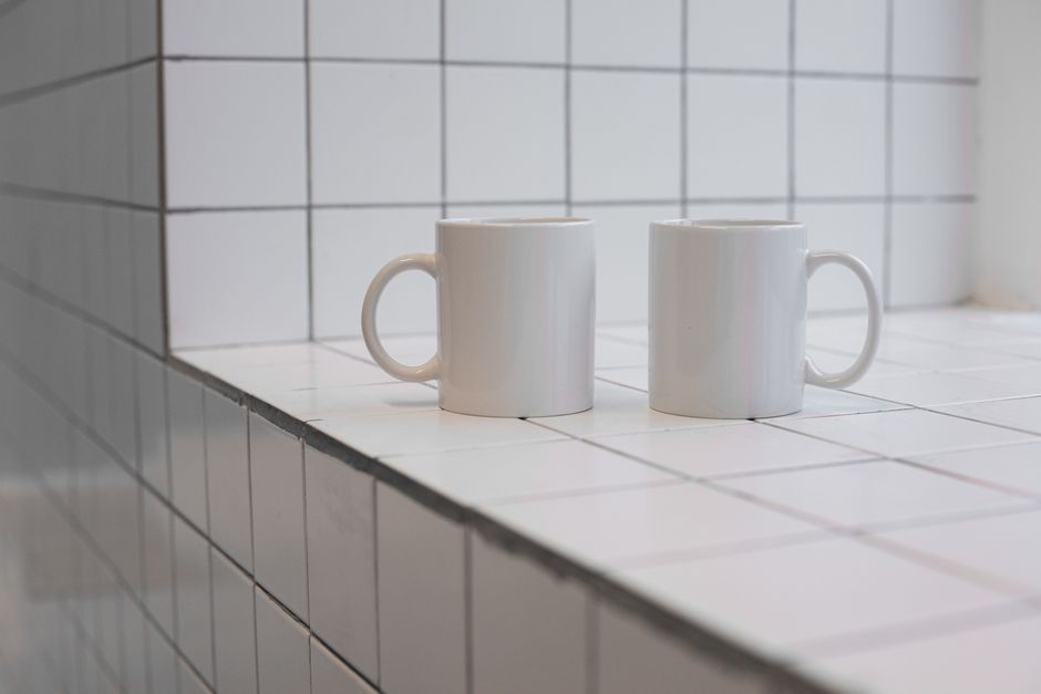 Cocina limpia con azulejos blancos relucientes