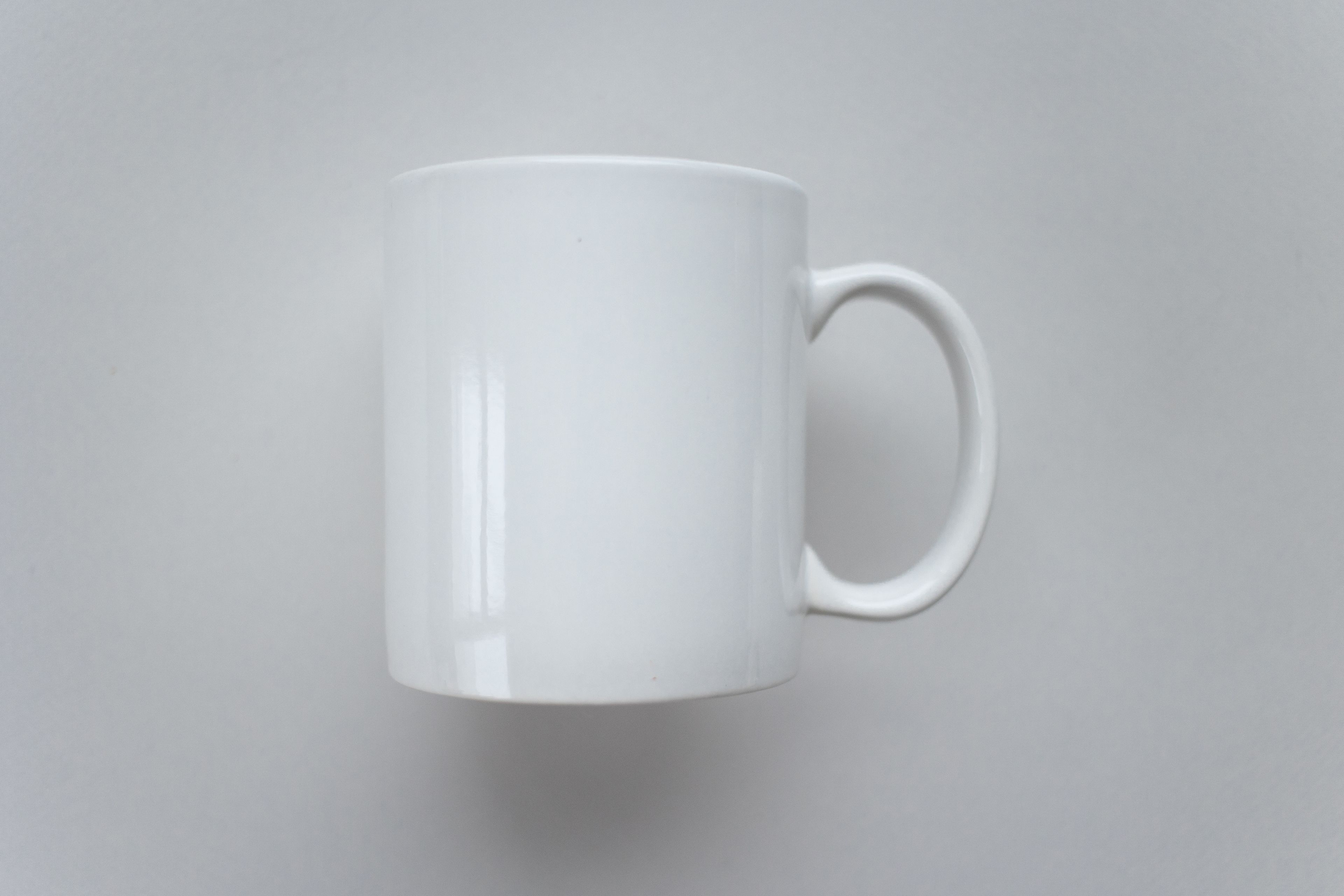 Mugs corporativos — fotografía real de referencia