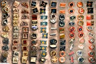 科威特展厅里陈列的一系列豪华袖扣，展现了多样性和风格