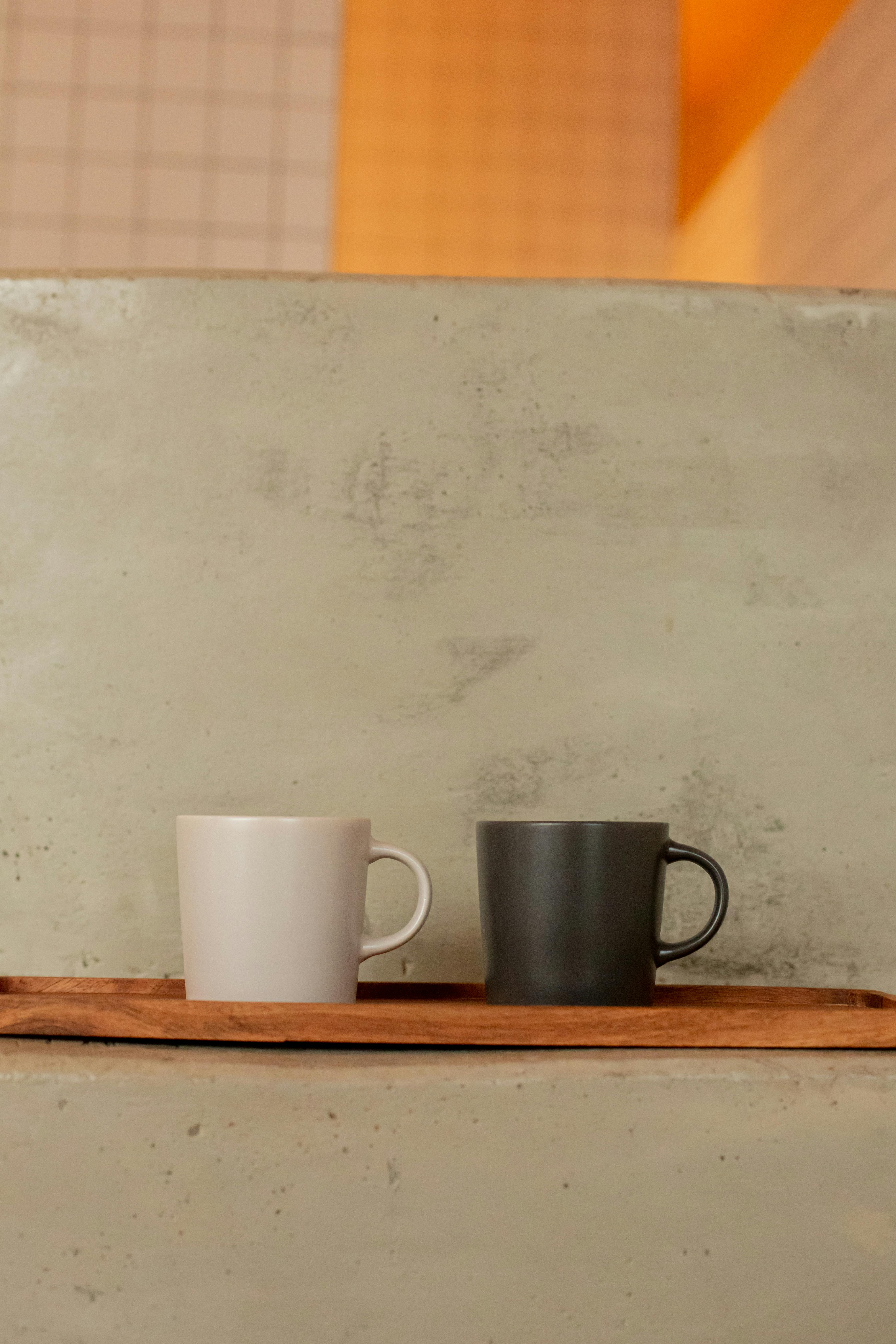 A skilled Teh Tarik maker demonstrating the 