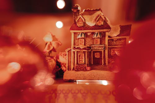 Miniatura Brązowego Domu Na Stole