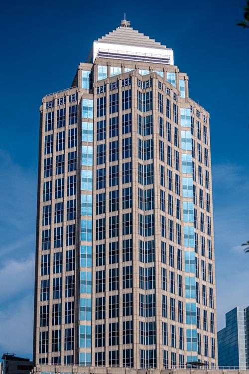 Free Impressive skyscraper stands tall against clear blue sky, showcasing modern urban architecture. Stock Photo