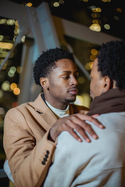 Ingyenes stockfotó afro-amerikai házaspár, áll, átkarolás témában