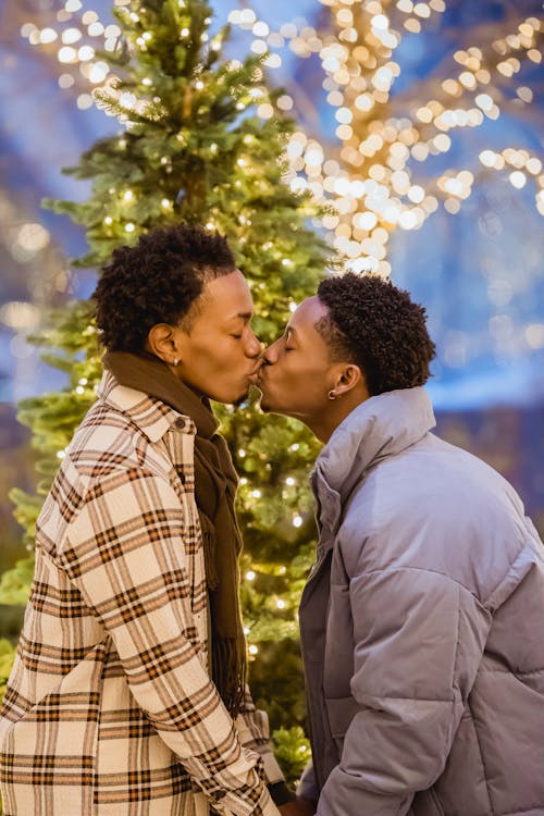 男人和女人在綠樹附近接吻