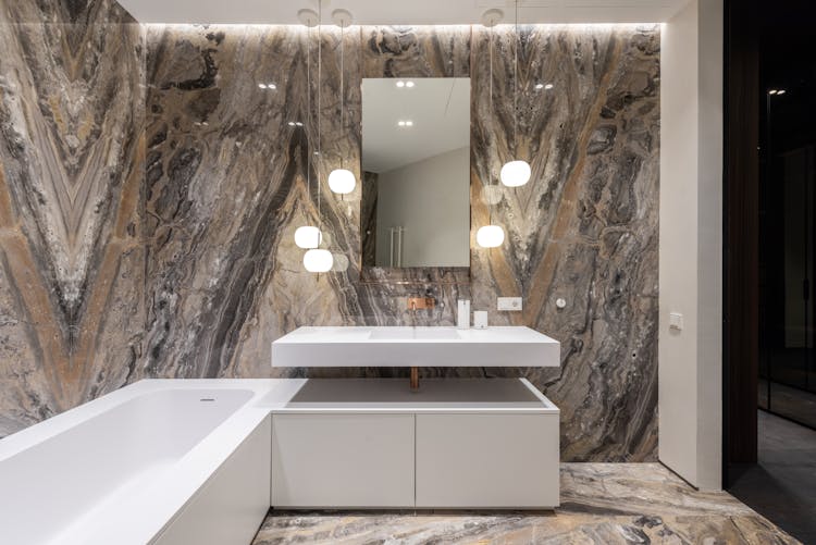 Contemporary Bathroom With Mirror And Big Tub