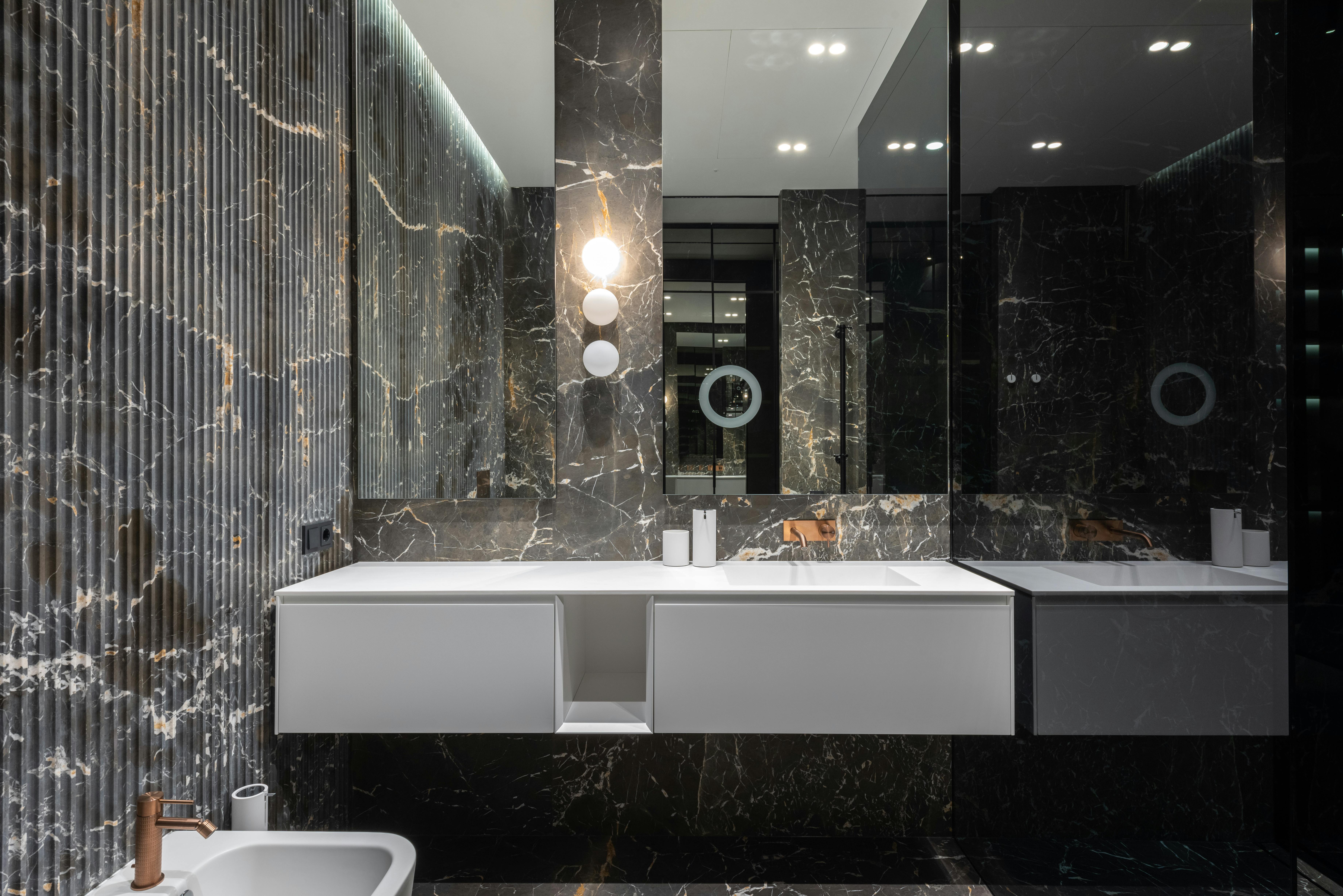 Stylish bathroom with big mirrors · Free Stock Photo