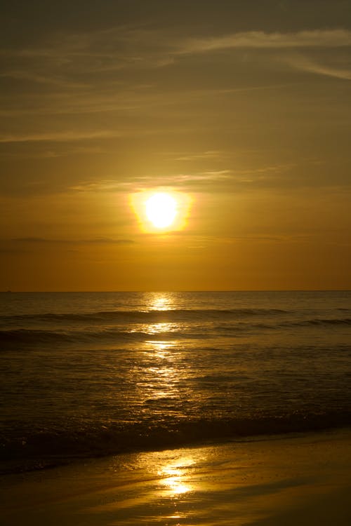 Free A Serene Sunset at Sea Stock Photo