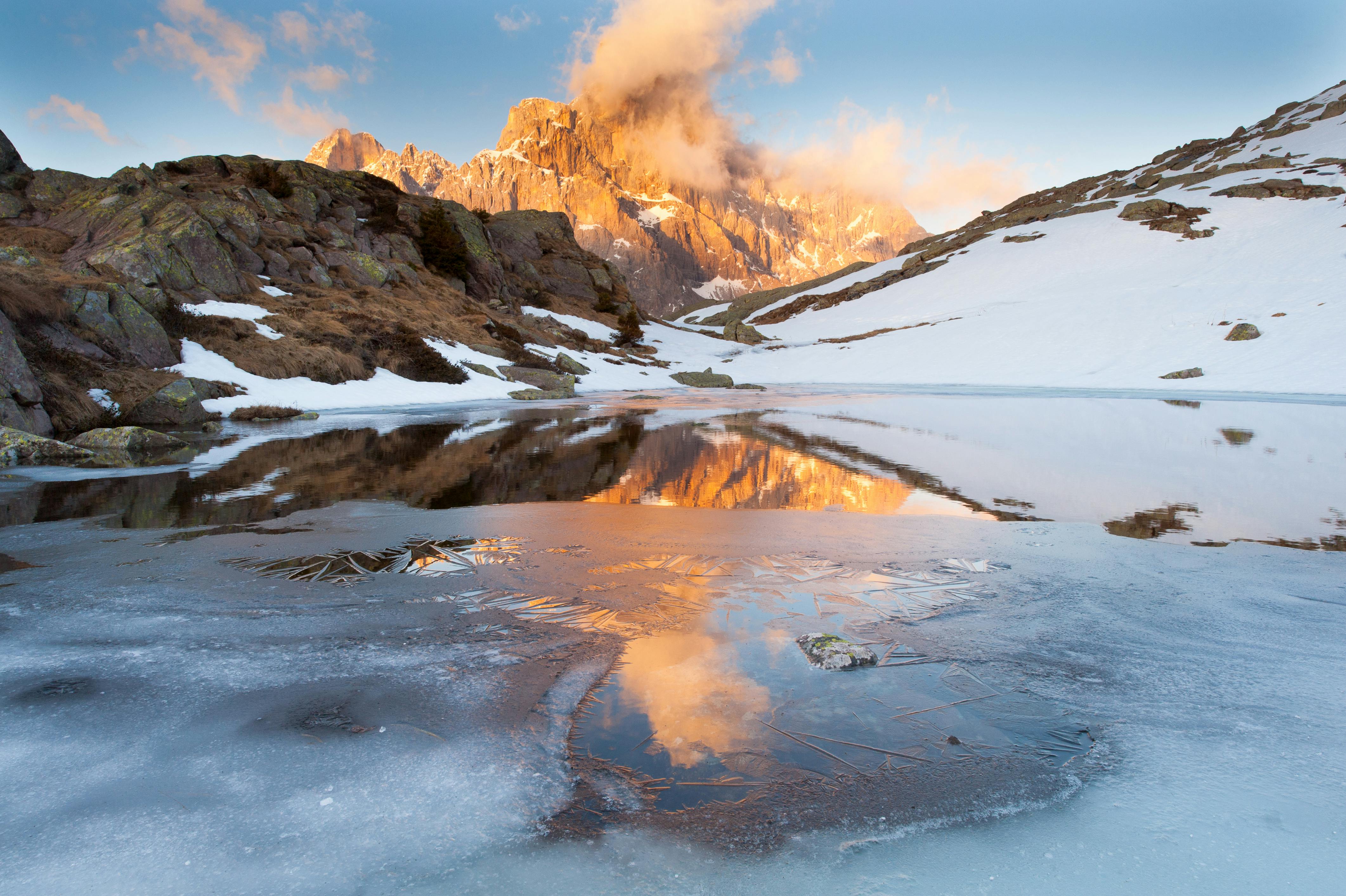 Montaña Cubierta De Nieve · Fotos
