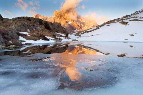 Montaña Cubierta De Nieve