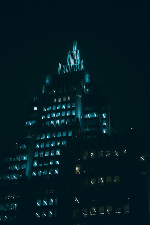 Gedung Bertingkat Hitam Putih Pada Malam Hari