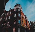 秋日里，常春藤覆盖的历史建筑矗立在城市清澈的蓝天下