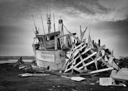 这张戏剧性的黑白照片捕捉了沿海沉船的海上残骸