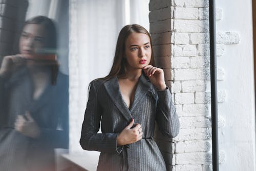 Fotos de stock gratuitas de blazer, bonito, mano en la barbilla