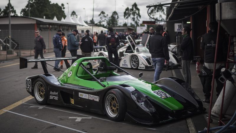 Autos de carrera en un pit stop (imagen ilustrativa)