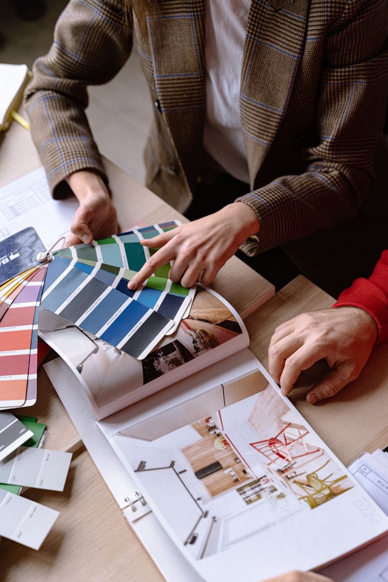 Equipo creativo revisando muestras de color sobre una mesa
