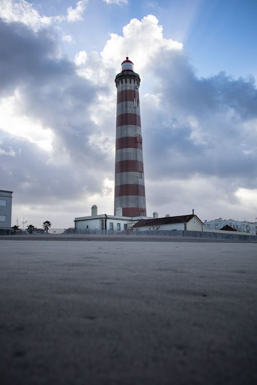 Fotobanka s bezplatnými fotkami na tému farol de aveiro, maják, obloha pokrytá oblakmi