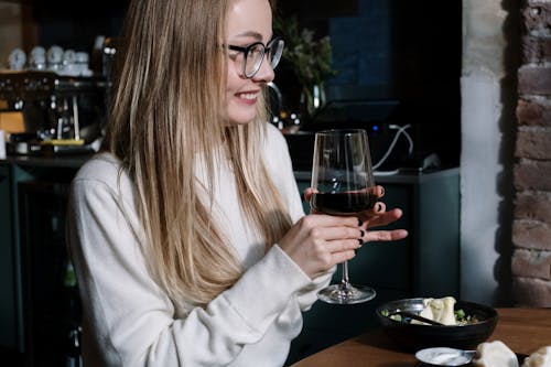 Kostenlos Kostenloses Stock Foto zu alkoholisches getränk, brille, café Stock-Foto