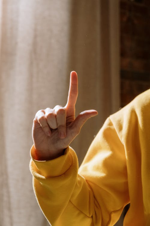 Person Im Gelben Langarmhemd, Das Rechten Mittelfinger Zeigt