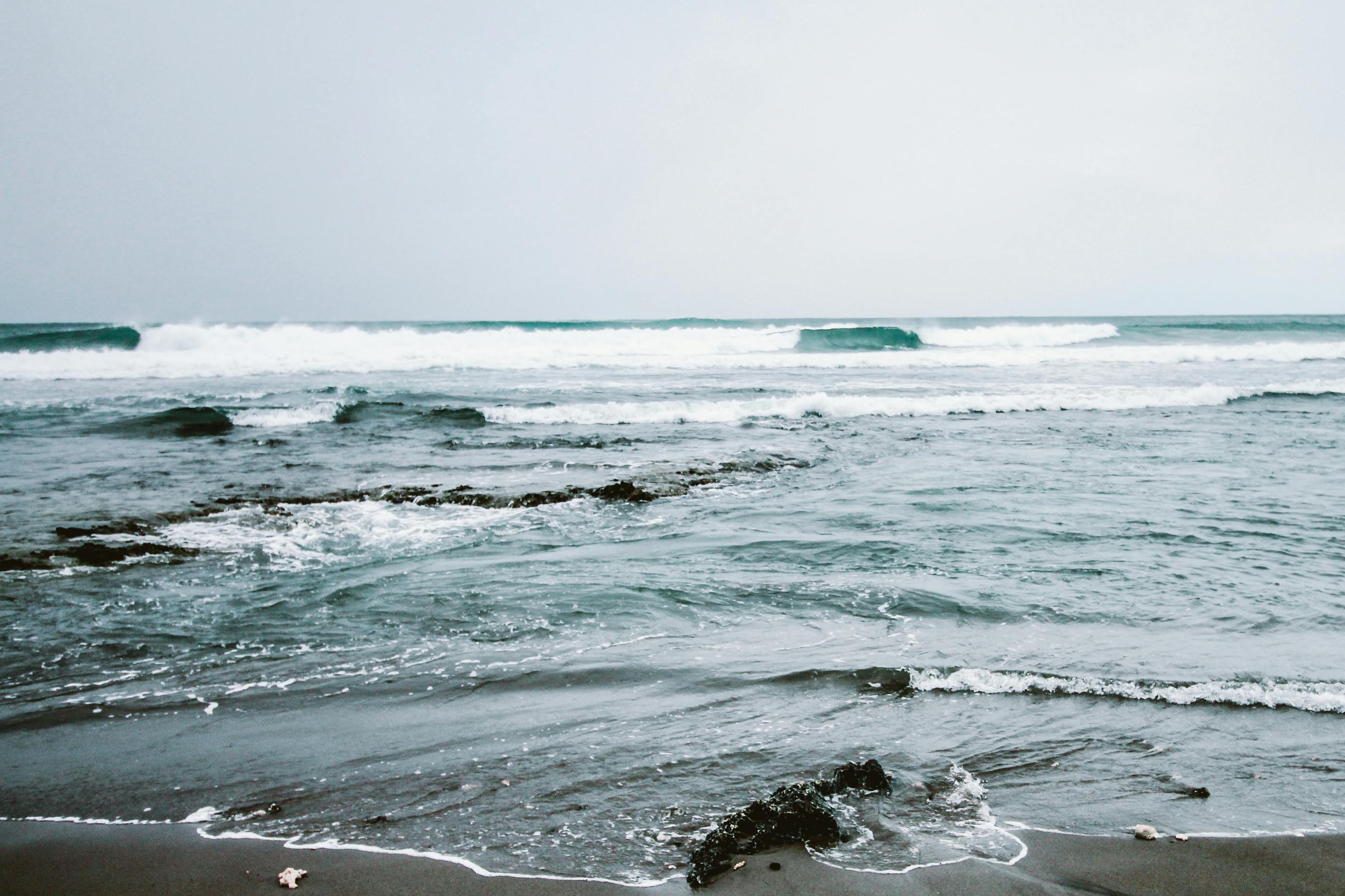 宁静的海景与海浪拍打沙滩的声音，非常适合自然爱好者