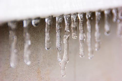 Eiszapfen Auf Weißem Rahmen