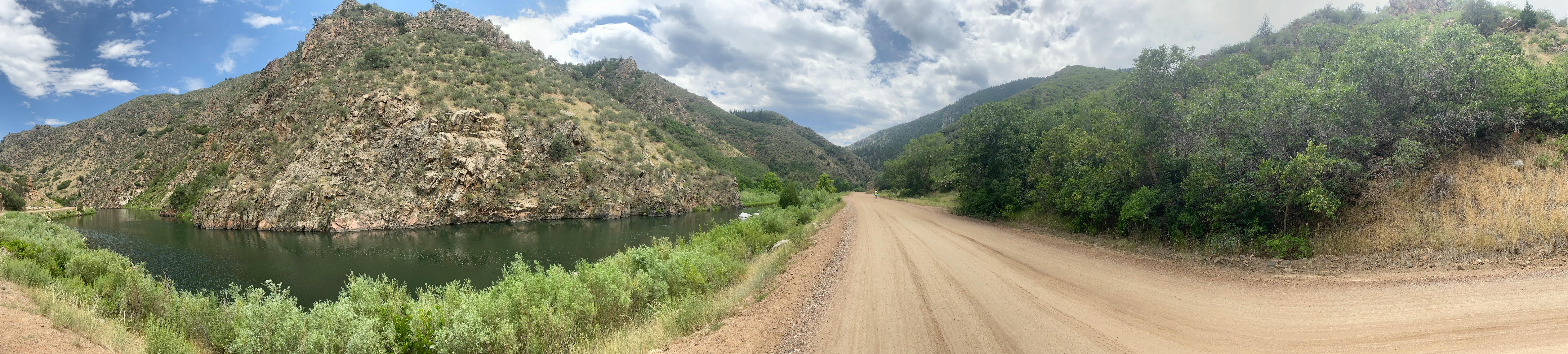 女性が自宅でヨガマットの上で腹筋運動をしている様子