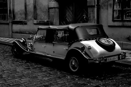 Foto d'estoc gratuïta de aparcat, blanc i negre, clàssic