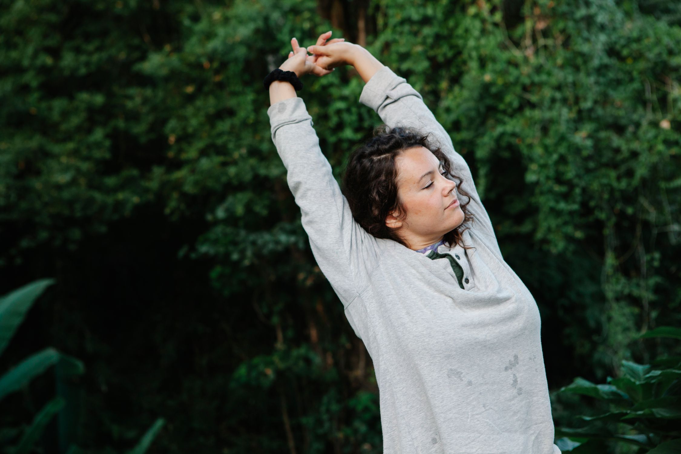 Mulher praticando exercícios físicos para estimular a biogênese mitocondrial e vitalidade