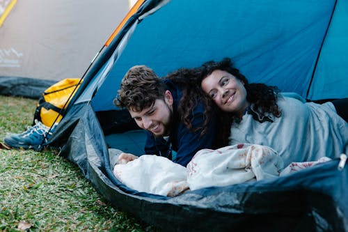 2名躺在藍色和白色帳篷上的女人