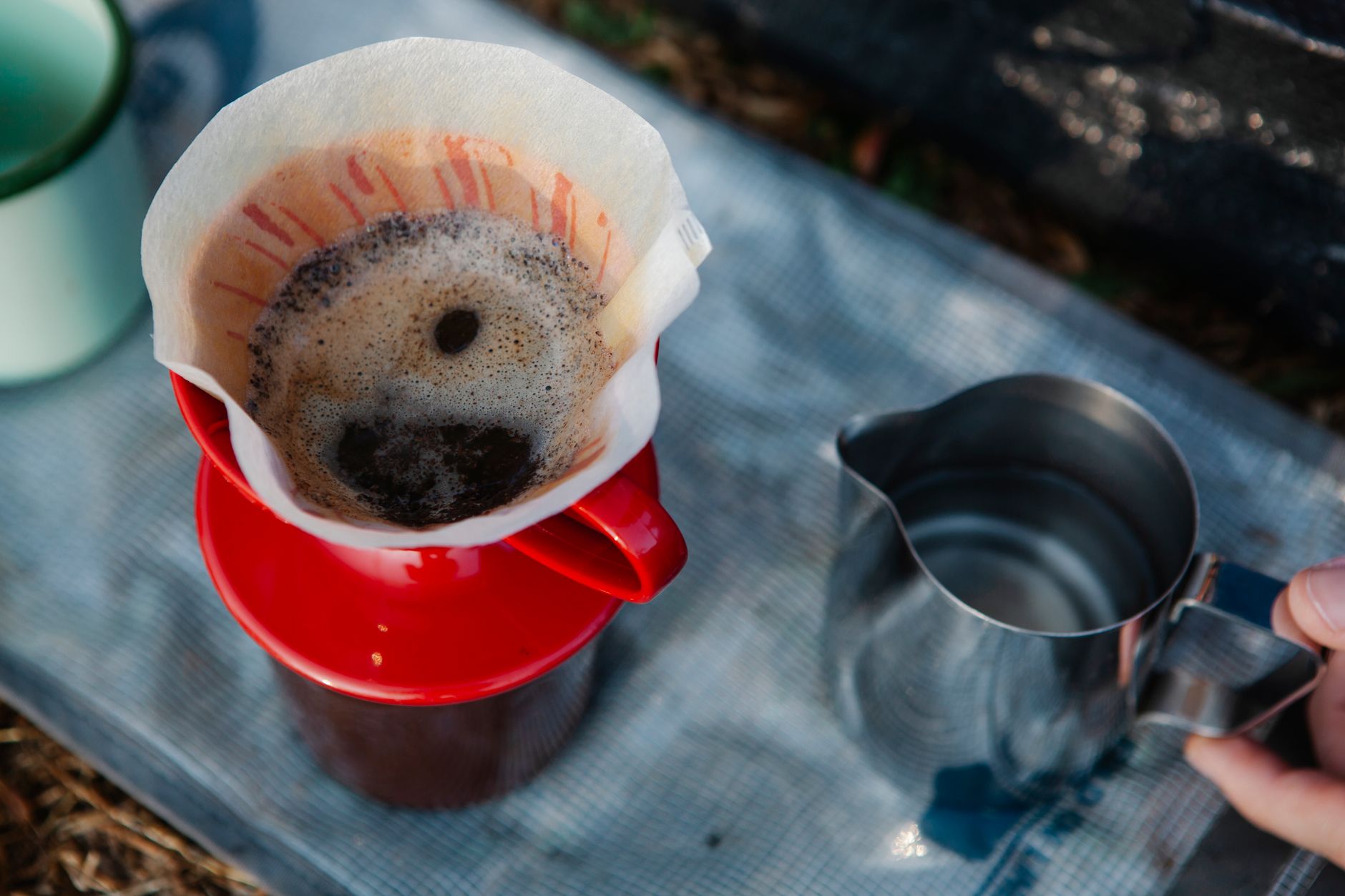 テントの下でドリップコーヒーを淹れている出店ブースの写真