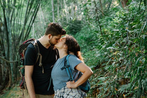 男人和女人在森林裡接吻