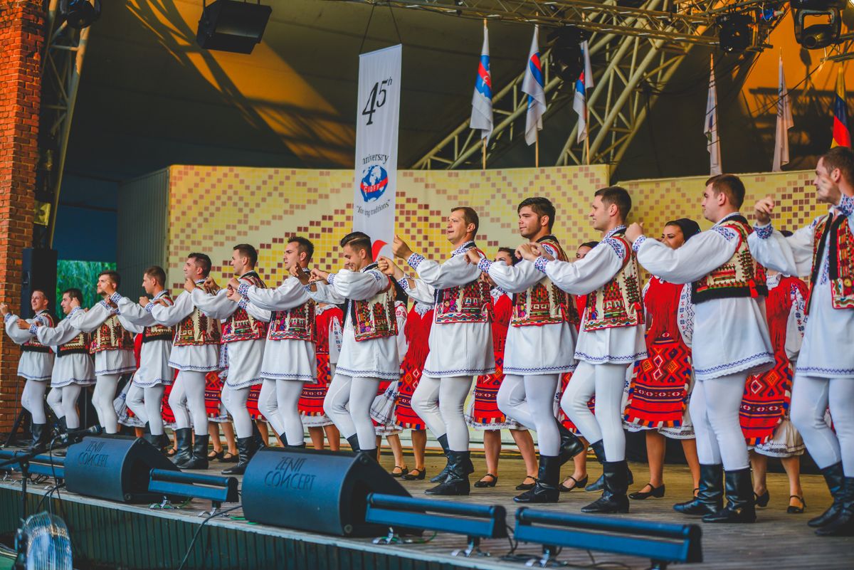 Grup de dansatori in costume traditionale romanesti