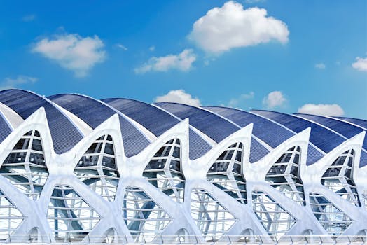 在西班牙马德里明亮的蓝天下，引人注目的未来派建筑设计引人注目