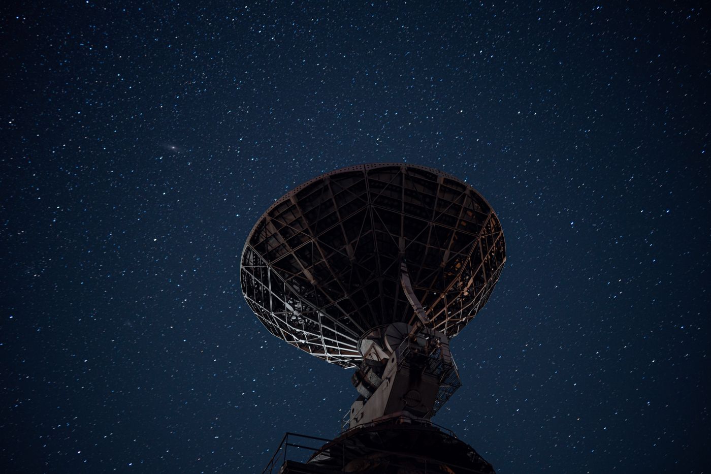 Radiotelescópio sob céu estrelado