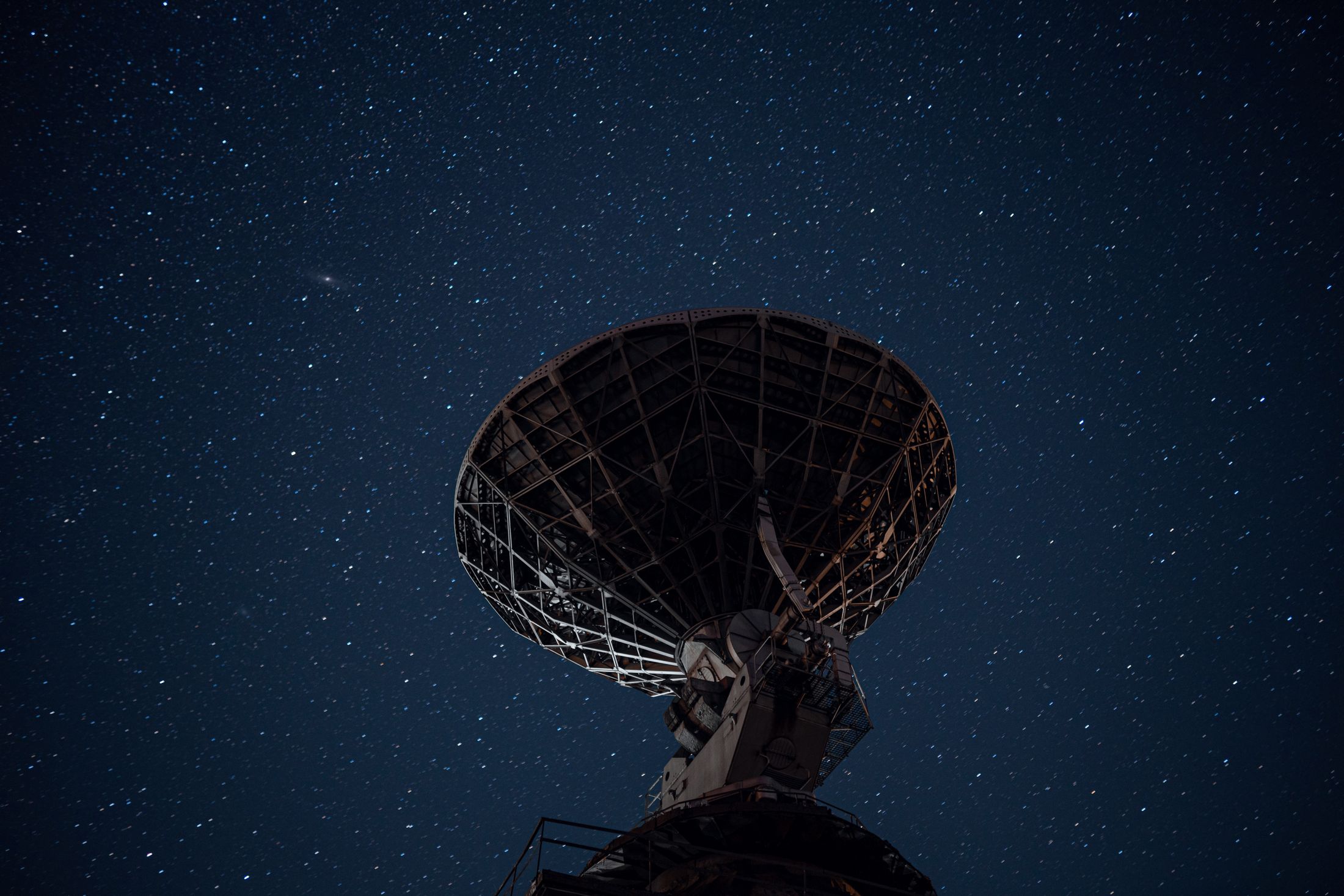 Context photograph: Radio telescope beneath a star-filled sky. Not a VIEWPIECE acquisition or analysis.