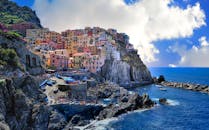 在意大利的马纳罗拉，一些房屋矗立在悬崖之上，充满了活力