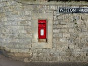 英国巴斯韦斯顿公园的石墙上嵌着一个经典的红色邮箱