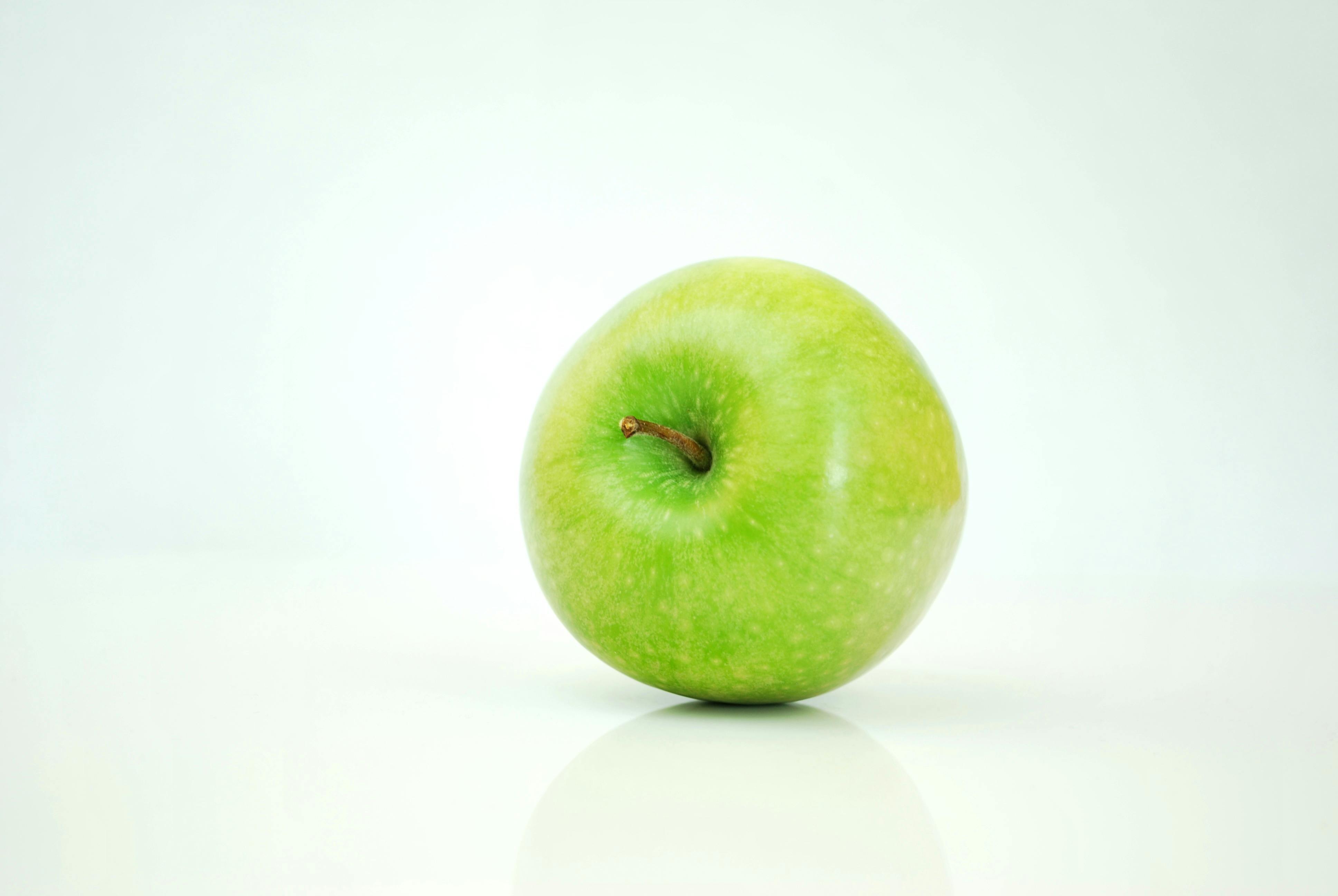 Wet Green Apple · Free Stock Photo