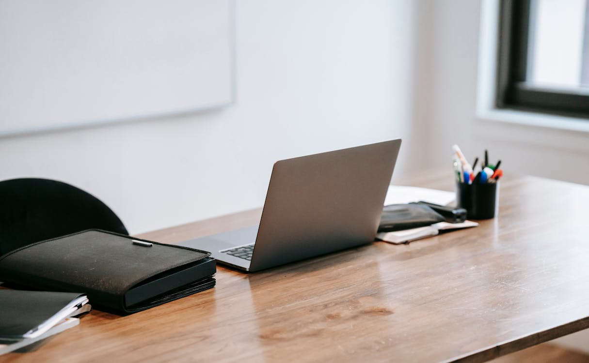 Macbook D'argento Sulla Tavola Di Legno Marrone