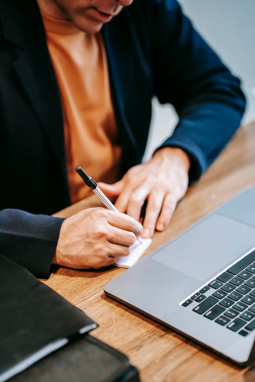 Personne En Chemise à Manches Longues Noire à L'aide De Macbook Pro