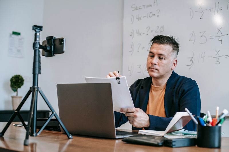 Gravação de vídeo aula com laptop e câmera