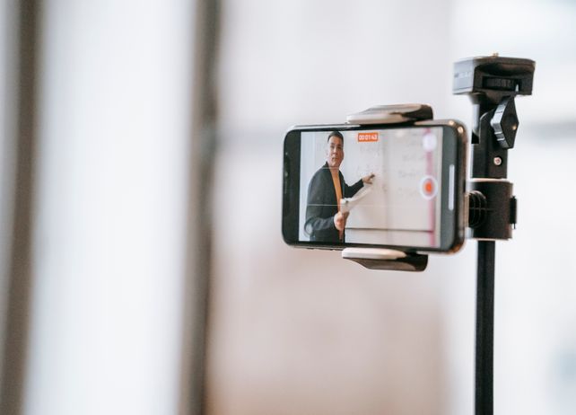 Privacy protection in online dating with secure communication