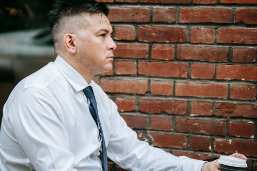 Hombre Con Camisa De Vestir Blanca Y Corbata Negra