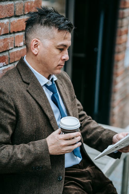 Hombre De Chaqueta De Traje Negro Con Taza De Café Blanco Y Negro